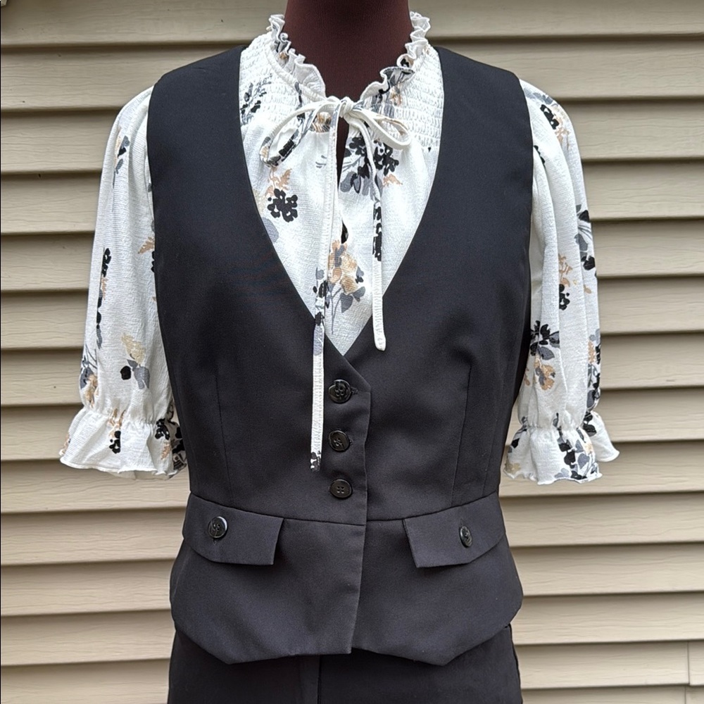 Chic Black Vest - Fits Sizes S-M - Picture 3 of 8